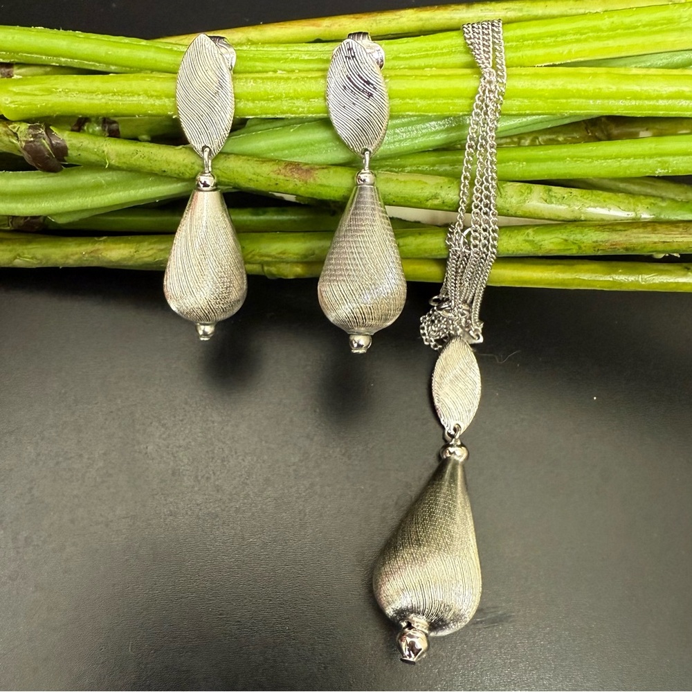 Vintage SARAH COVENTRY Brushed Silver-tone Drop Clip On Earrings & Necklace Set